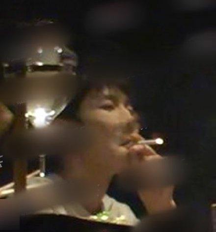 打脸“禁烟大使”易烊千玺，王源抽烟“爆”热搜，最惨的是超越妹妹全程吸二手烟