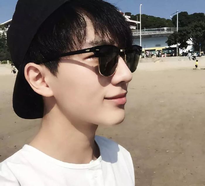 李明霖和网红撕逼3个月，想过娱乐圈会怎么看他弟弟李宏毅吗？